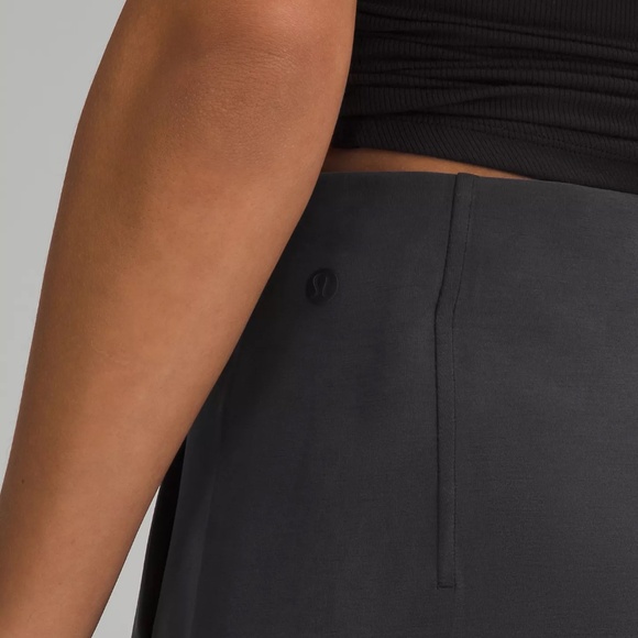 LULULEMON SOFTSTREAM KICK FLARE LADIES SHORTS 4" BLACK SIZE 10 - Picture 4 of 8